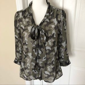 Banana Republic women’s Green 3/4 sleeve  blouse Tie neck size S